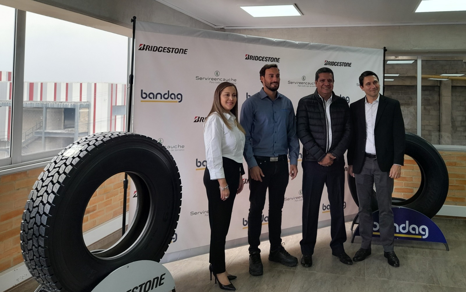izquierda a derecha: María Fernanda Niño, gerente de ventas Bridgestone Colombia; Andrés Arroyo, technical support engineer Bridgestone Costa Rica; Rosendo Russo, gerente de ventas reencauche Servireencauche y Jorge Bayona, country manager Bridgestone América Central.