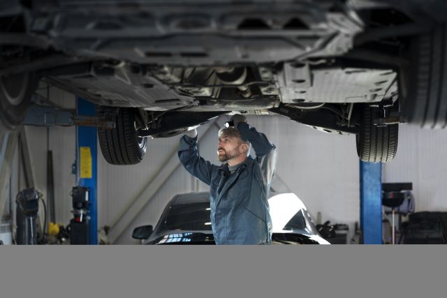 hombre-de-tiro-medio-revisando-auto